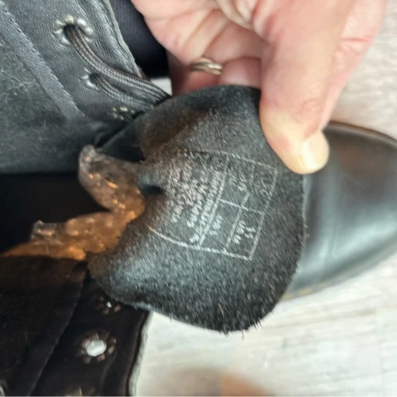 Dr Martens 8 eyelet black leather boots. Us mens 11 - Picture 8 of 8